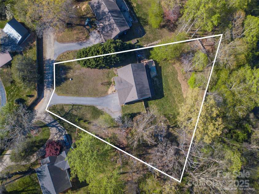 18 Birdsong Lane, Candler, NC 28715.  MLS# CAR4245745, YatesRealty ID 9085. 