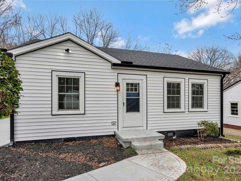 345 Grice Street, Shelby, NC 28150.  MLS# CAR4227254, YatesRealty ID 9086. Your Home Sweet Home Awaits in the Heart of Shelby minutes from Downtown!