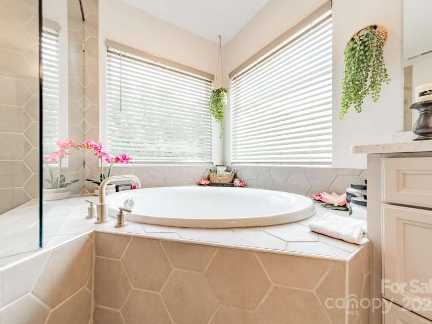 849 Yucatan Drive, Waxhaw, NC 28173.  MLS# CAR4281453, YatesRealty ID 909. Primary Bathroom
