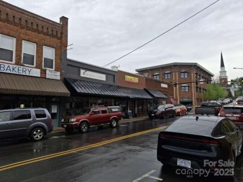 431 Settlers Trail, Mars Hill, NC 28754.  MLS# CAR4250329, YatesRealty ID 9091. Downtown Mars Hill