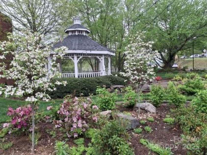 431 Settlers Trail, Mars Hill, NC 28754.  MLS# CAR4250329, YatesRealty ID 9091. Park in bloom