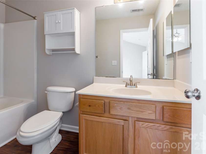 3167 Caldwell Ridge Parkway, Charlotte, NC 28213.  MLS# CAR4359979, YatesRealty ID 9093. 2nd bathroom upper level
