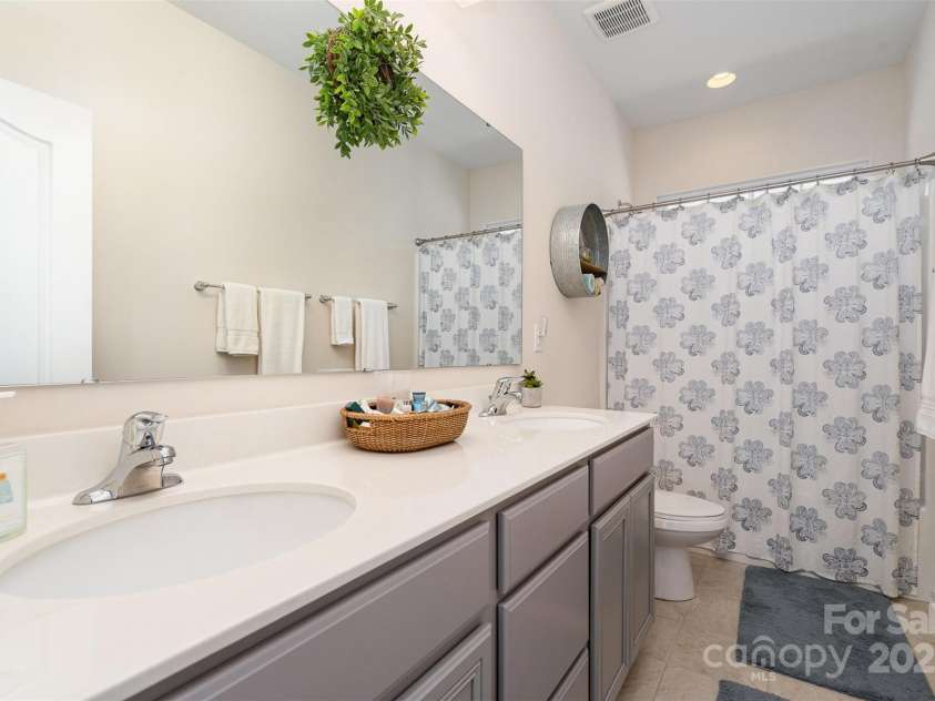 6187 Cloverdale Drive, Tega Cay, SC 29708.  MLS# CAR4226787, YatesRealty ID 9094. 3rd full bath, tile, transom window over shower