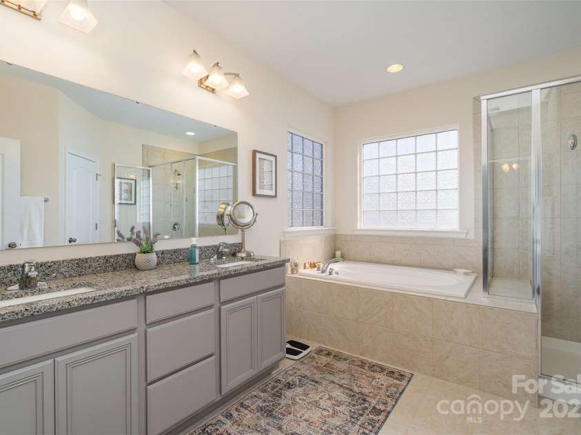 6187 Cloverdale Drive, Tega Cay, SC 29708.  MLS# CAR4226787, YatesRealty ID 9094. Owner en suite full bath, garden tub, separate shower