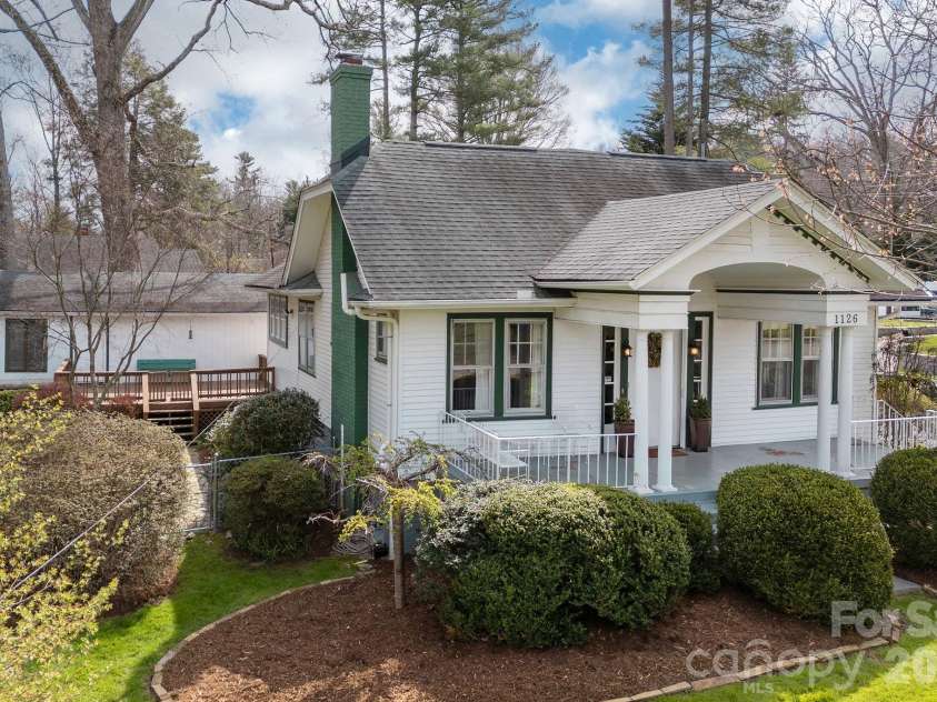 1126 4th Avenue, Hendersonville, NC 28739.  MLS# CAR4360549, YatesRealty ID 9095. 
