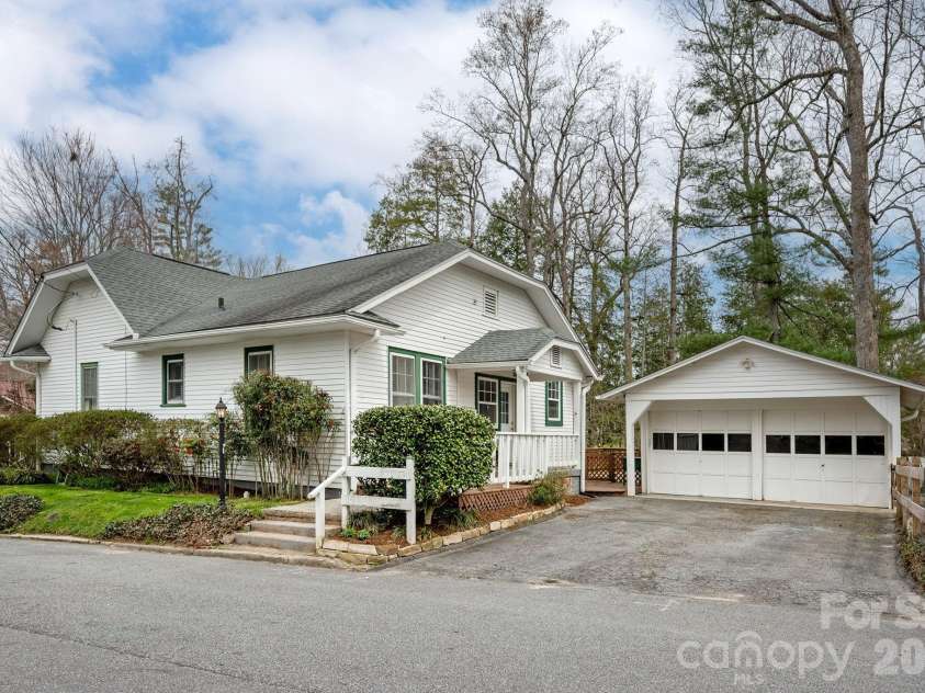1126 4th Avenue, Hendersonville, NC 28739.  MLS# CAR4360549, YatesRealty ID 9095. 