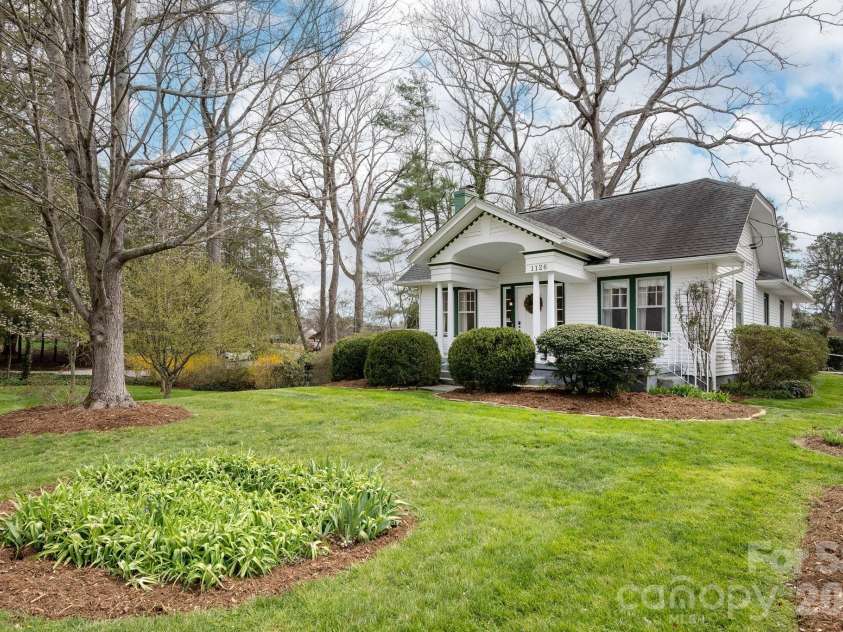 1126 4th Avenue, Hendersonville, NC 28739.  MLS# CAR4360549, YatesRealty ID 9095. 