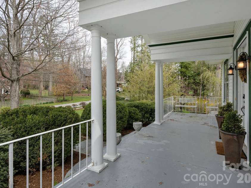 1126 4th Avenue, Hendersonville, NC 28739.  MLS# CAR4360549, YatesRealty ID 9095. 