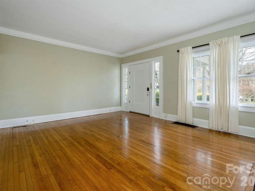 1126 4th Avenue, Hendersonville, NC 28739.  MLS# CAR4360549, YatesRealty ID 9095. 
