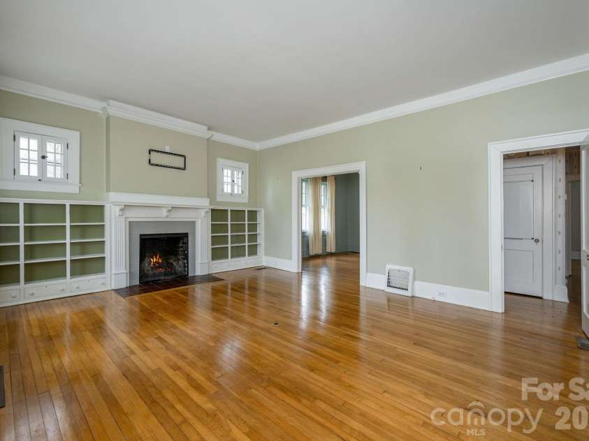 1126 4th Avenue, Hendersonville, NC 28739.  MLS# CAR4360549, YatesRealty ID 9095. 
