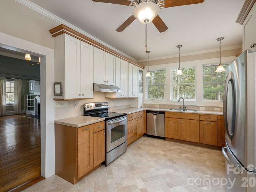 1126 4th Avenue, Hendersonville, NC 28739.  MLS# CAR4360549, YatesRealty ID 9095. 