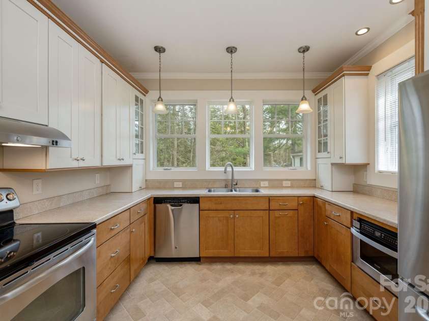 1126 4th Avenue, Hendersonville, NC 28739.  MLS# CAR4360549, YatesRealty ID 9095. 