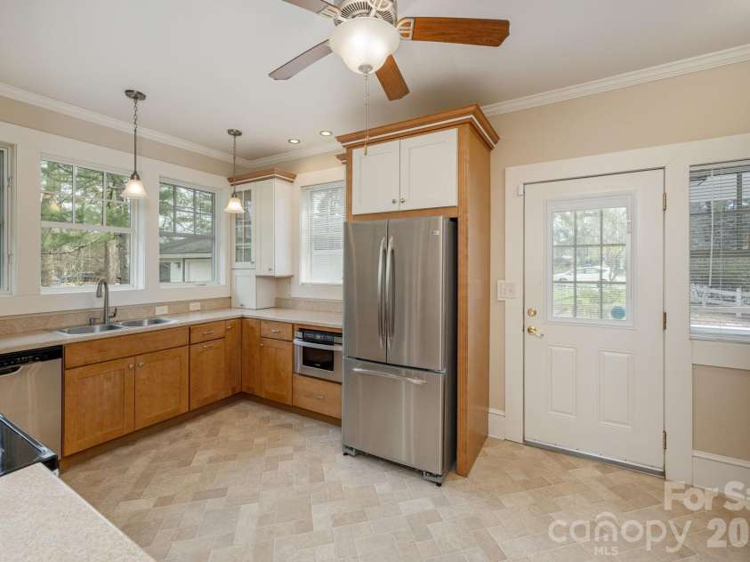 1126 4th Avenue, Hendersonville, NC 28739.  MLS# CAR4360549, YatesRealty ID 9095. 