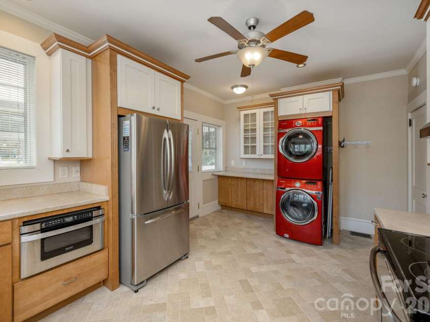 1126 4th Avenue, Hendersonville, NC 28739.  MLS# CAR4360549, YatesRealty ID 9095. 