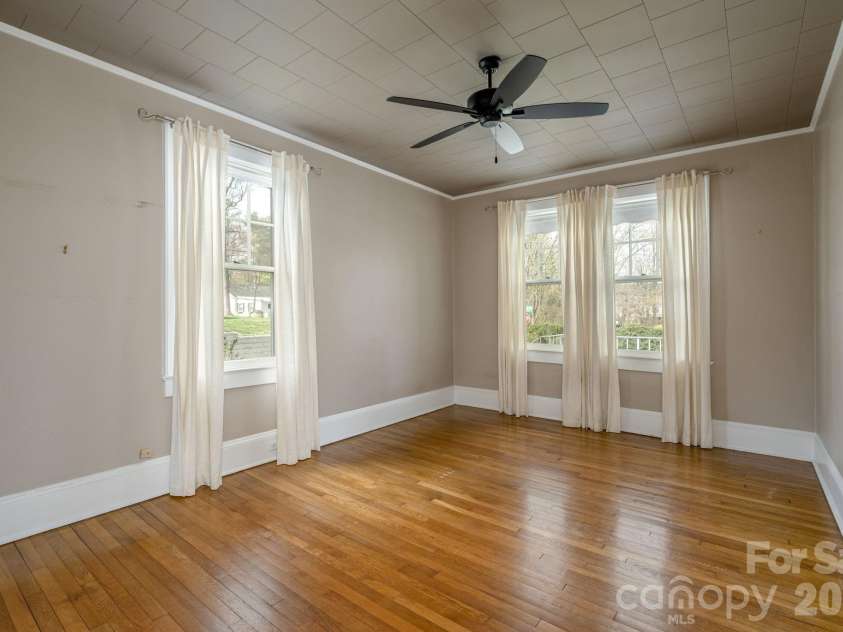 1126 4th Avenue, Hendersonville, NC 28739.  MLS# CAR4360549, YatesRealty ID 9095. 