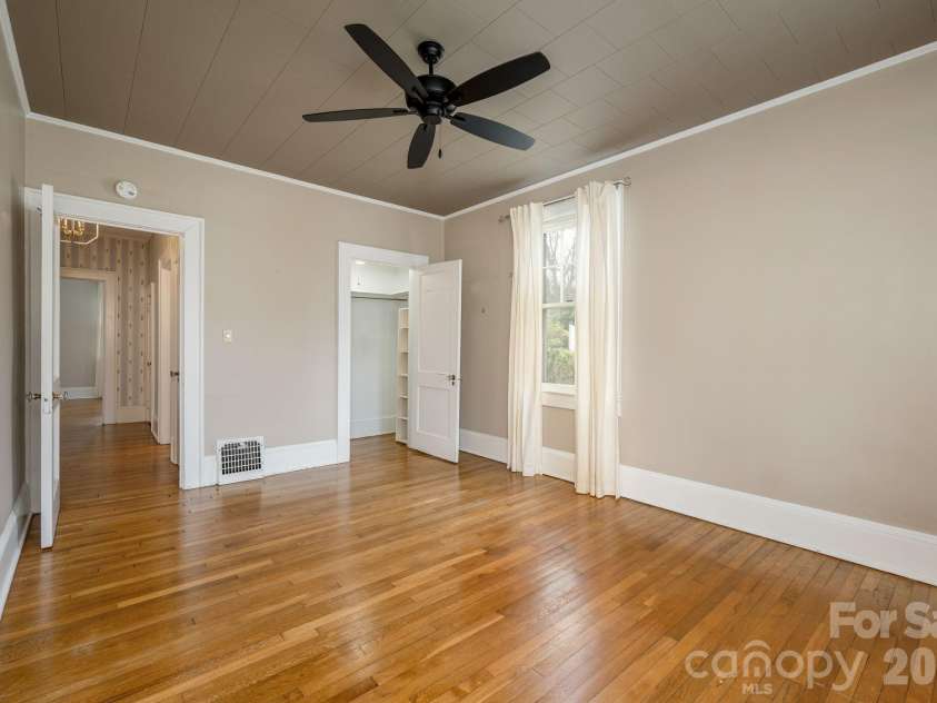 1126 4th Avenue, Hendersonville, NC 28739.  MLS# CAR4360549, YatesRealty ID 9095. 