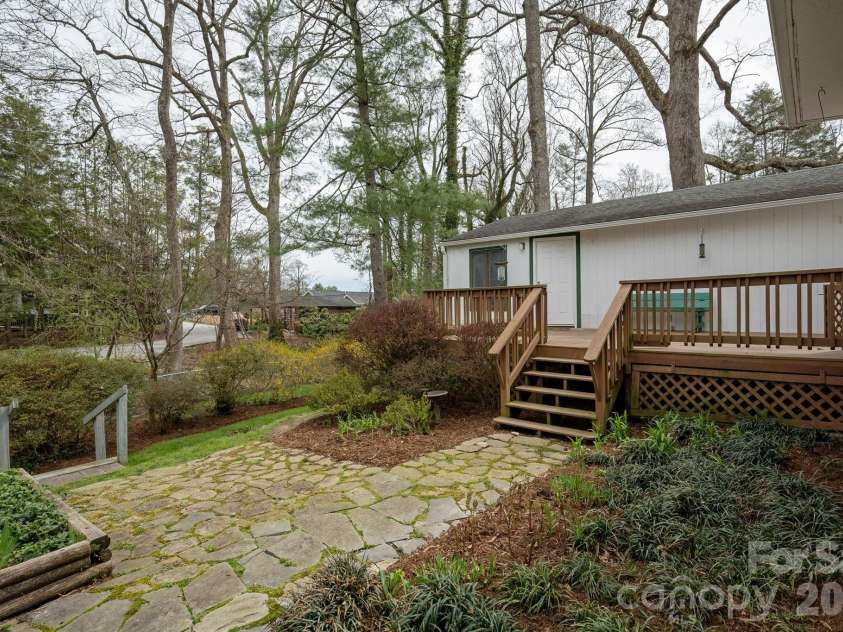 1126 4th Avenue, Hendersonville, NC 28739.  MLS# CAR4360549, YatesRealty ID 9095. 
