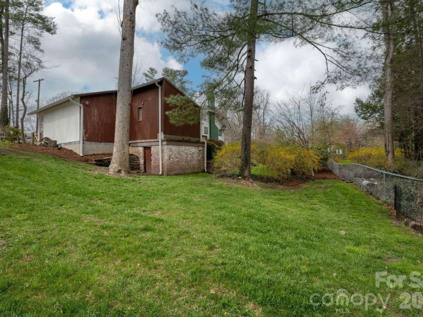 1126 4th Avenue, Hendersonville, NC 28739.  MLS# CAR4360549, YatesRealty ID 9095. 