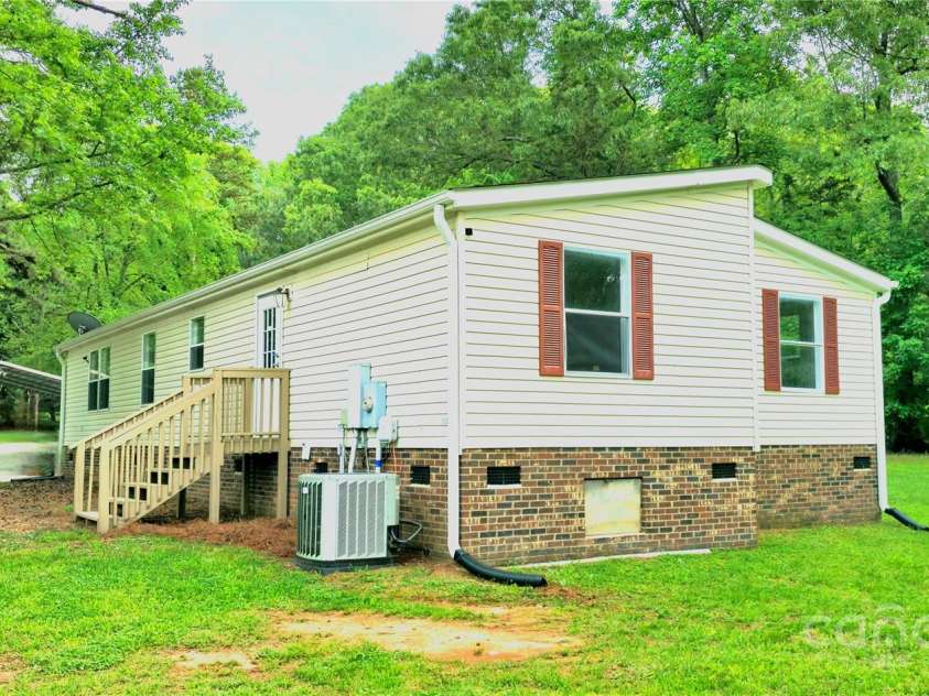 307 Aquarius Drive, Clover, SC 29710.  MLS# CAR4251663, YatesRealty ID 9095. 