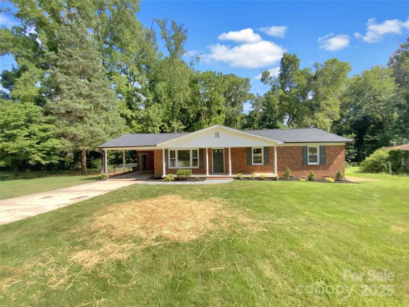 301 Briarcliff Drive, Kannapolis, NC 28081.  MLS# CAR4288745, YatesRealty ID 9098. 