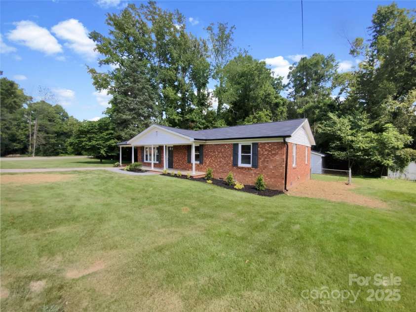 301 Briarcliff Drive, Kannapolis, NC 28081.  MLS# CAR4288745, YatesRealty ID 9098. 