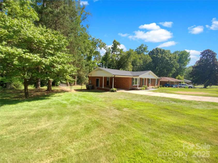 301 Briarcliff Drive, Kannapolis, NC 28081.  MLS# CAR4288745, YatesRealty ID 9098. 