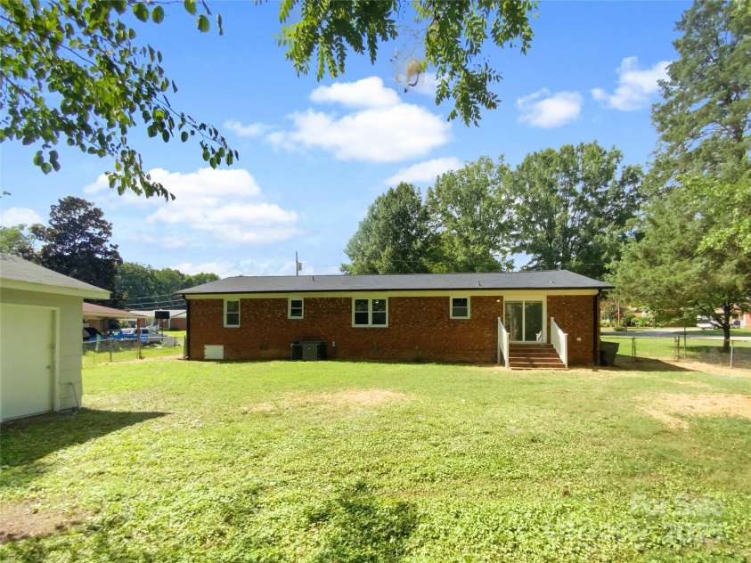 301 Briarcliff Drive, Kannapolis, NC 28081.  MLS# CAR4288745, YatesRealty ID 9098. 