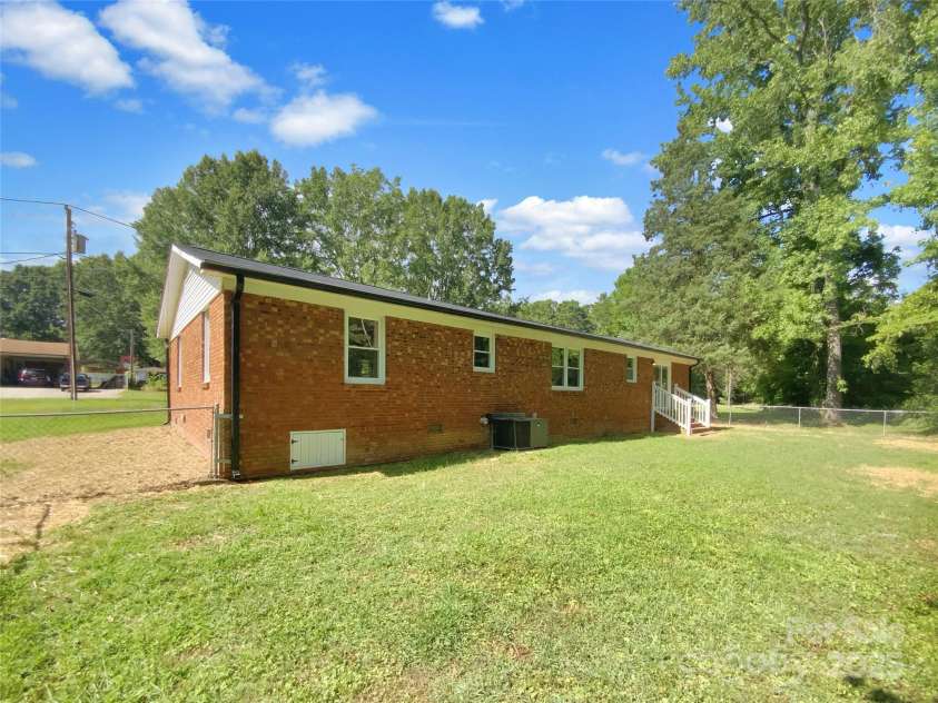 301 Briarcliff Drive, Kannapolis, NC 28081.  MLS# CAR4288745, YatesRealty ID 9098. 