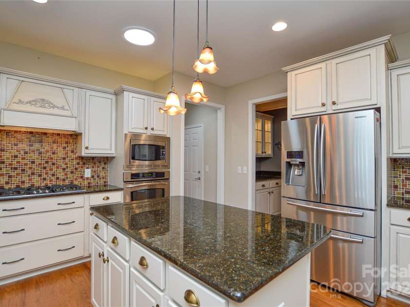 9332 Whistling Straits Drive, Fort Mill, SC 29707.  MLS# CAR4332758, YatesRealty ID 9098. Gourmet kitchen next to walk in pantry, into formal dining room  