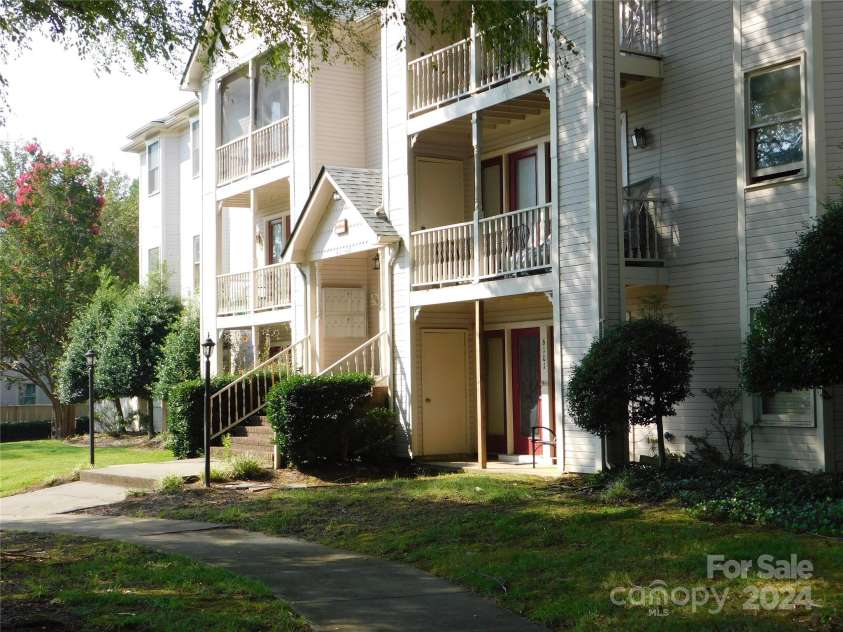 6117 Meadow Rose Lane, Charlotte, NC 28215.  MLS# CAR4173354, YatesRealty ID 910. 
