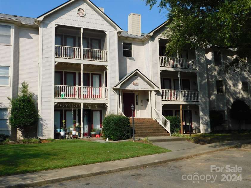 6117 Meadow Rose Lane, Charlotte, NC 28215.  MLS# CAR4173354, YatesRealty ID 910. Condo entrance