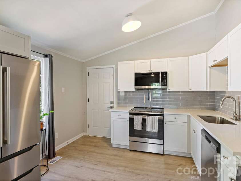 1104 Norris Avenue, Charlotte, NC 28206.  MLS# CAR4363415, YatesRealty ID 9100. 