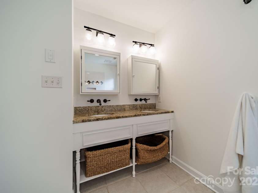 3233 Sunnymede Lane, Charlotte, NC 28209.  MLS# CAR4248507, YatesRealty ID 9100. Bathroom