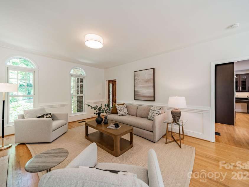 3233 Sunnymede Lane, Charlotte, NC 28209.  MLS# CAR4248507, YatesRealty ID 9100. Living Room