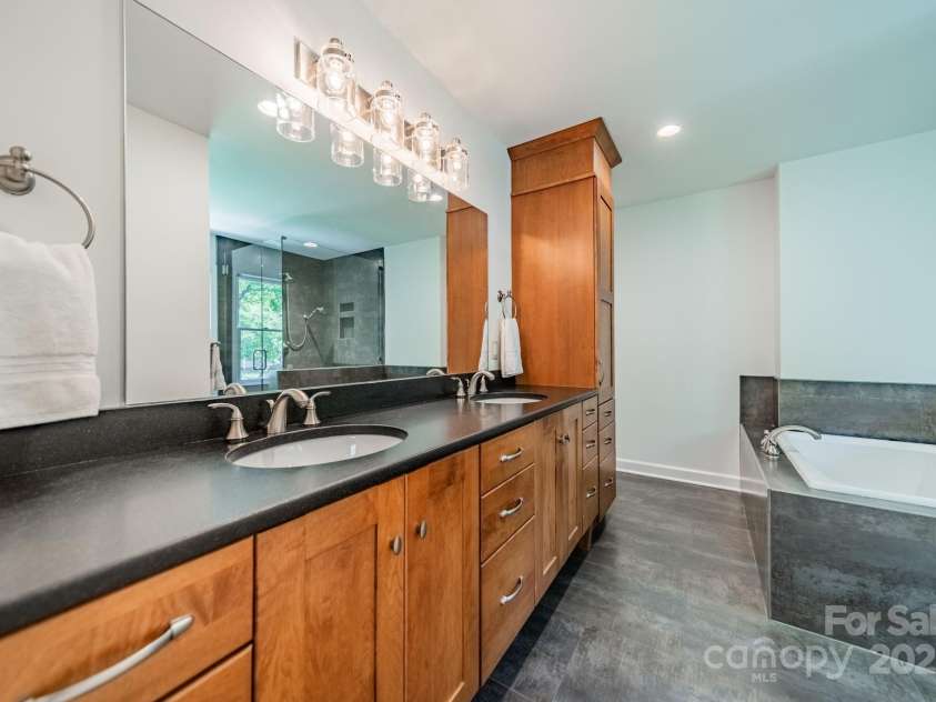 3233 Sunnymede Lane, Charlotte, NC 28209.  MLS# CAR4248507, YatesRealty ID 9100. Primary Bathroom