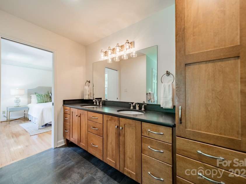 3233 Sunnymede Lane, Charlotte, NC 28209.  MLS# CAR4248507, YatesRealty ID 9100. Primary Bathroom