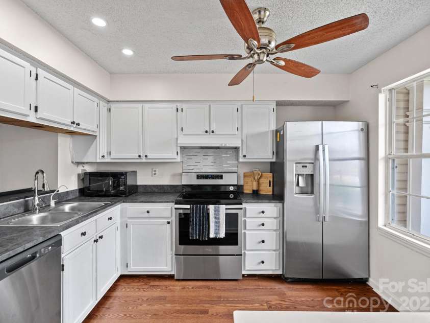 218 Water Oak Drive, Pineville, NC 28134.  MLS# CAR4269625, YatesRealty ID 9103. Updated stainless steel appliances