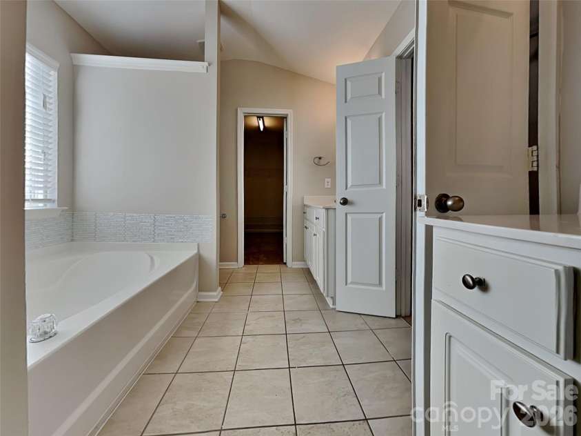 3721 Amber Meadows Drive, Charlotte, NC 28269.  MLS# CAR4351466, YatesRealty ID 9103. Primary Bathroom