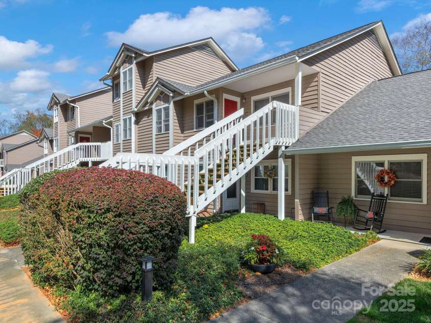 8 Willow Tree Run, Asheville, NC 28803.  MLS# CAR4333854, YatesRealty ID 9107. 