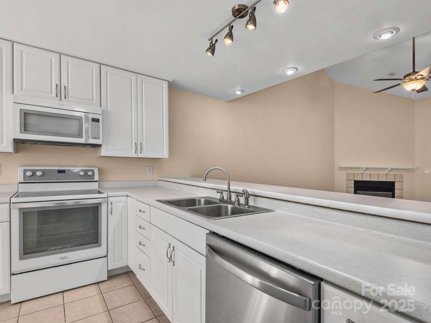 8 Willow Tree Run, Asheville, NC 28803.  MLS# CAR4333854, YatesRealty ID 9107. 