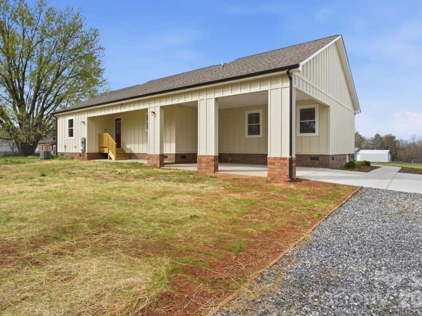 3529 Winters Street, Newton, NC 28658.  MLS# CAR4359507, YatesRealty ID 9112. 