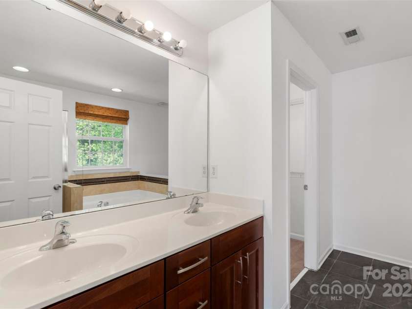 3214 Park South Station Boulevard, Charlotte, NC 28210.  MLS# CAR4243327, YatesRealty ID 9114. 