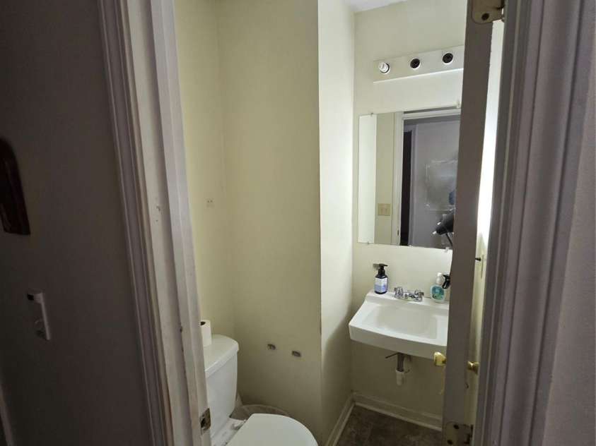 1436 Lanier Court, Burlington, NC 27217.  MLS# CAR4134933, YatesRealty ID 9116. Half Bathroom