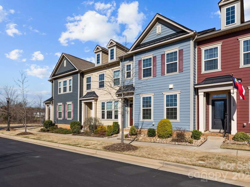11332 Westbranch Parkway, Davidson, NC 28036.  MLS# CAR4235287, YatesRealty ID 9117. One of last homes on Westbranch Parkway, this home is situated on a quiet street with less traffic, and down from the main road so you have less road noise.