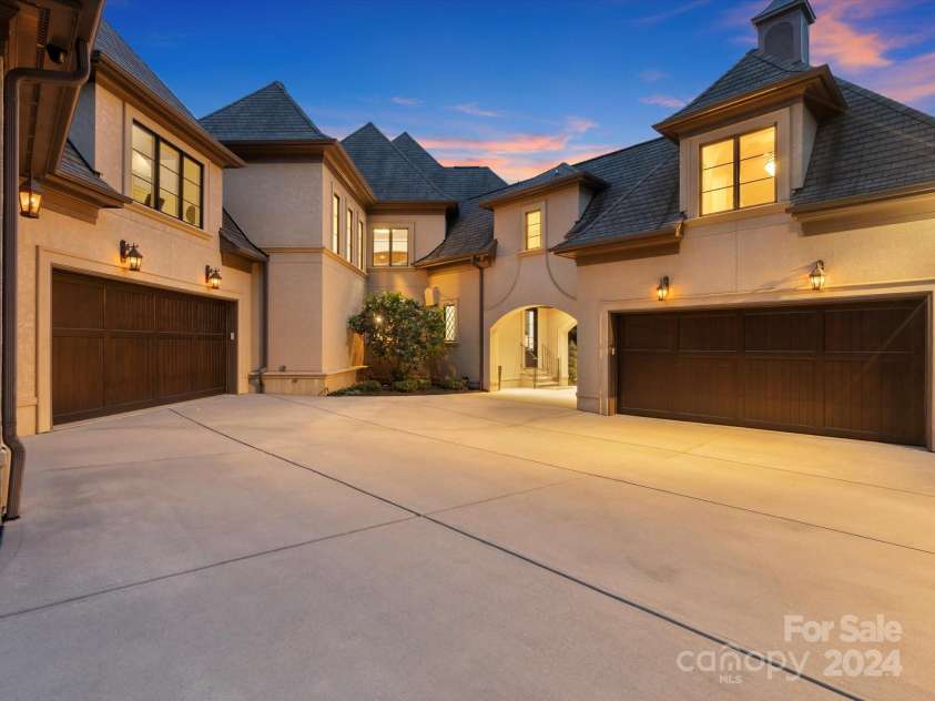 9044 Island Point Road, Charlotte, NC 28278.  MLS# CAR4135509, YatesRealty ID 912. Automobile garages and parking enclave