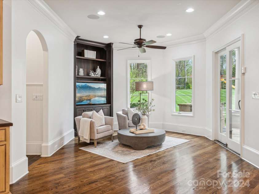9044 Island Point Road, Charlotte, NC 28278.  MLS# CAR4135509, YatesRealty ID 912. Relax in the elegant sitting area adjacent to the kitchen, which offers a panoramic view of the backyard and features custom-built installations for a touch of bespoke sophistication