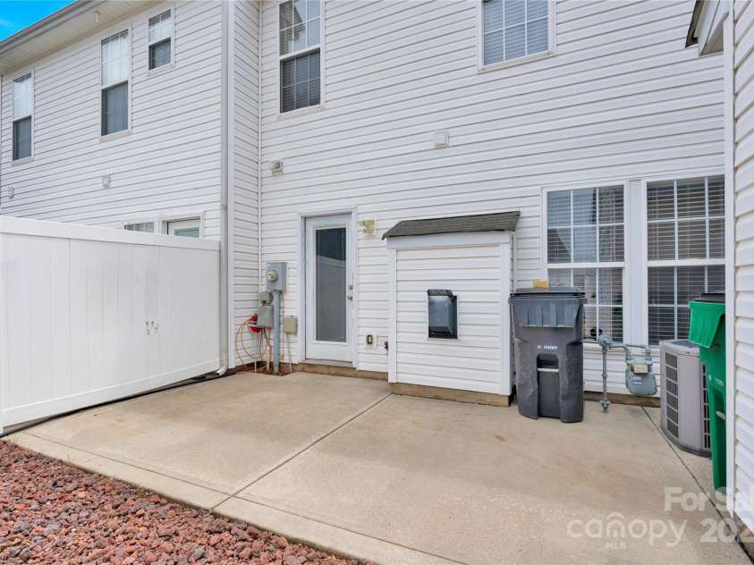 7117 Flying Scotsman Drive, Charlotte, NC 28213.  MLS# CAR4286523, YatesRealty ID 9120. 