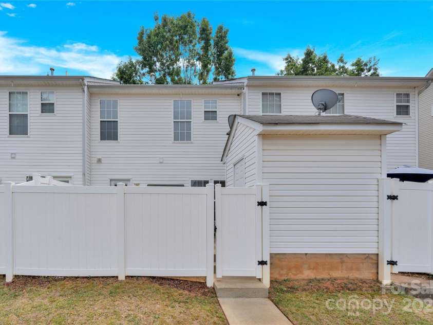 7117 Flying Scotsman Drive, Charlotte, NC 28213.  MLS# CAR4286523, YatesRealty ID 9120. 