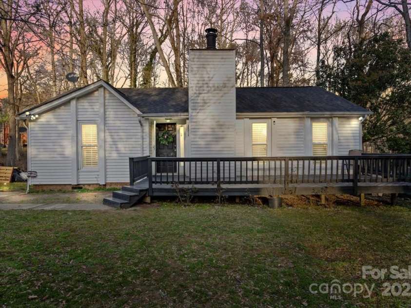 8220 Terra Linda Lane, Charlotte, NC 28215.  MLS# CAR4237364, YatesRealty ID 9122. 