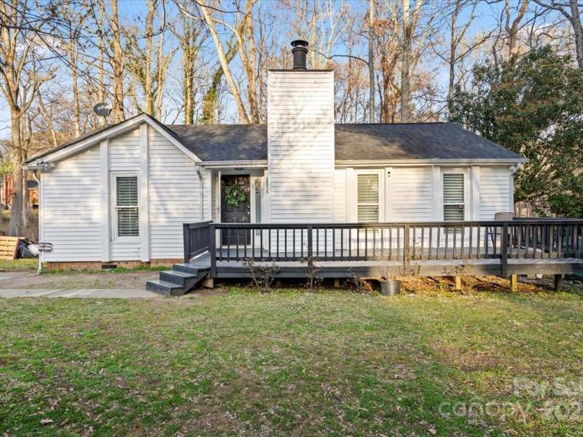 8220 Terra Linda Lane, Charlotte, NC 28215.  MLS# CAR4237364, YatesRealty ID 9122. 
